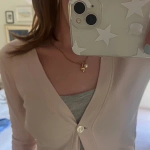 Filippa K cardigan  - Ljusrosa cardigan från Filippa K! Fint skick med enstak småfläck på framsidan. 