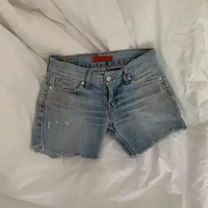 Lågmidjade jeansshorts från Levi’s
