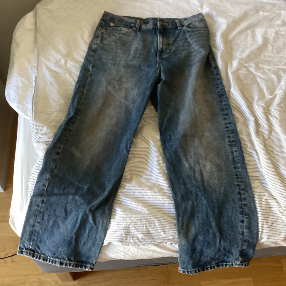 Skitsnygga baggy jeans från weekday. Snygg wash och perfekt baggy passform. Har modellen ”galaxy loose” Köpta för 600kr. Jeans & Byxor.