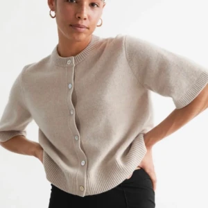 other stories kofta - Säljer min other stories kofta som jag köpte här på plick. Storlek m men skulle säga att den passar en xs/s. (lånade bilder) i mycket bra skick.