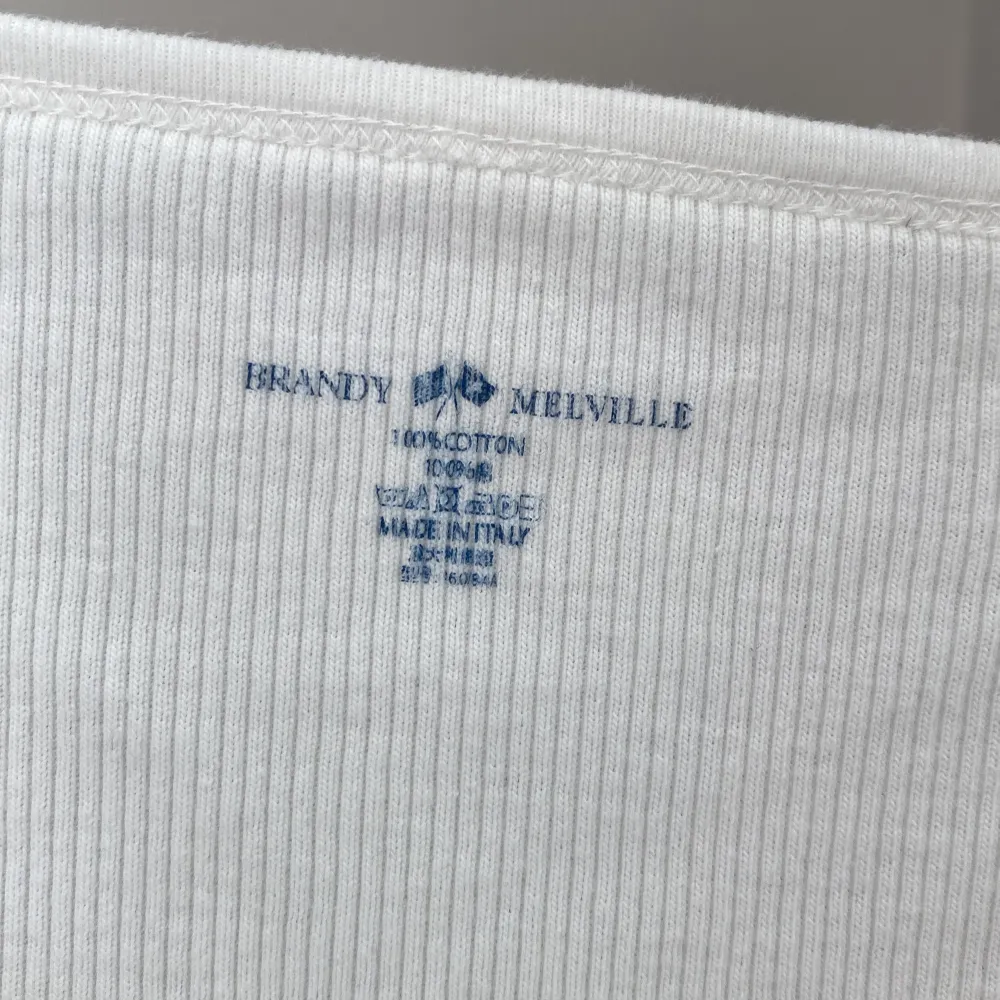 Säljer denna super fina tröjan från brandy Melville! Super fin och knappt använd, säljer för att den inte passar! Så hoppas någon annan får användning av den!🥰🥰. T-shirts.