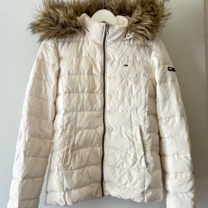 Dunjacka från Tommy Hilfiger  - Vit tunn dunjacka från Tommy Hilfiger i strl 34. Avtagbar päls