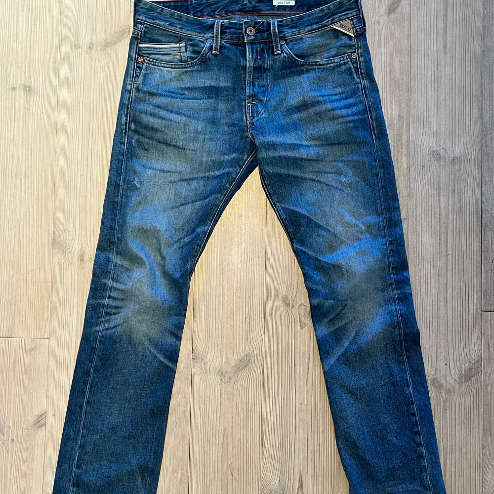 Säljer nu dessa feta replay jeans, väldigt bra skick, använda få gånger, storlek 32/32.  Tveka inte att höra av er vid minsta fundering! skickar gärna fler bilder🙏pris kan också diskuteras.. Jeans & Byxor.