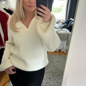 Vit stickad tröja - Vit stickad tröja med halfzip fram💕så mysig och skön!