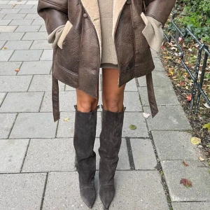 Twist and tango boots  - Säljer nu dessa populära boots, köptes i vintras för 3500 kr men har inte fått användning av dem. Endast använda en gång så finns inga defekter! Skriv för frågor eller fler bilder! Färgen är svart men visar modellen på skorna i första bilden🥰