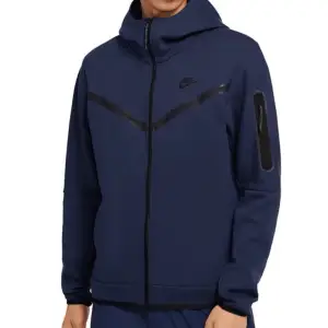 En intressekoll på min Nike tech kofta som jag köpte förra året. Den är inte använd så många gånger då jag har bytt stil. Köptes för 1200kr. Pris kan diskuteras vid snabb affär. Vill ni ha egna bilder så är det bara att höra av sig🌸