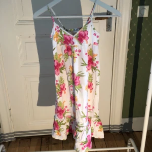 Blommig klänning  - Jättefin sommarklänning som är i bra skick 💗