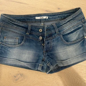 Lågmidjade shorts - Säljer dessa jättefina lågmidjade short i bra skick. Skriv för fler bilder