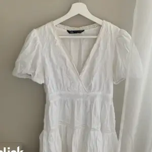Superfin vit klänning från zara som inte säljs längre, aldrig använd!💓Storlek xs men passar s. Lånad bild kom privat för egna💕 är öppen för byten med andra klänningar!