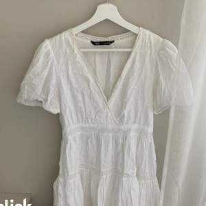 Superfin vit klänning från zara som inte säljs längre, aldrig använd!💓Storlek xs men passar s. Lånad bild kom privat för egna💕