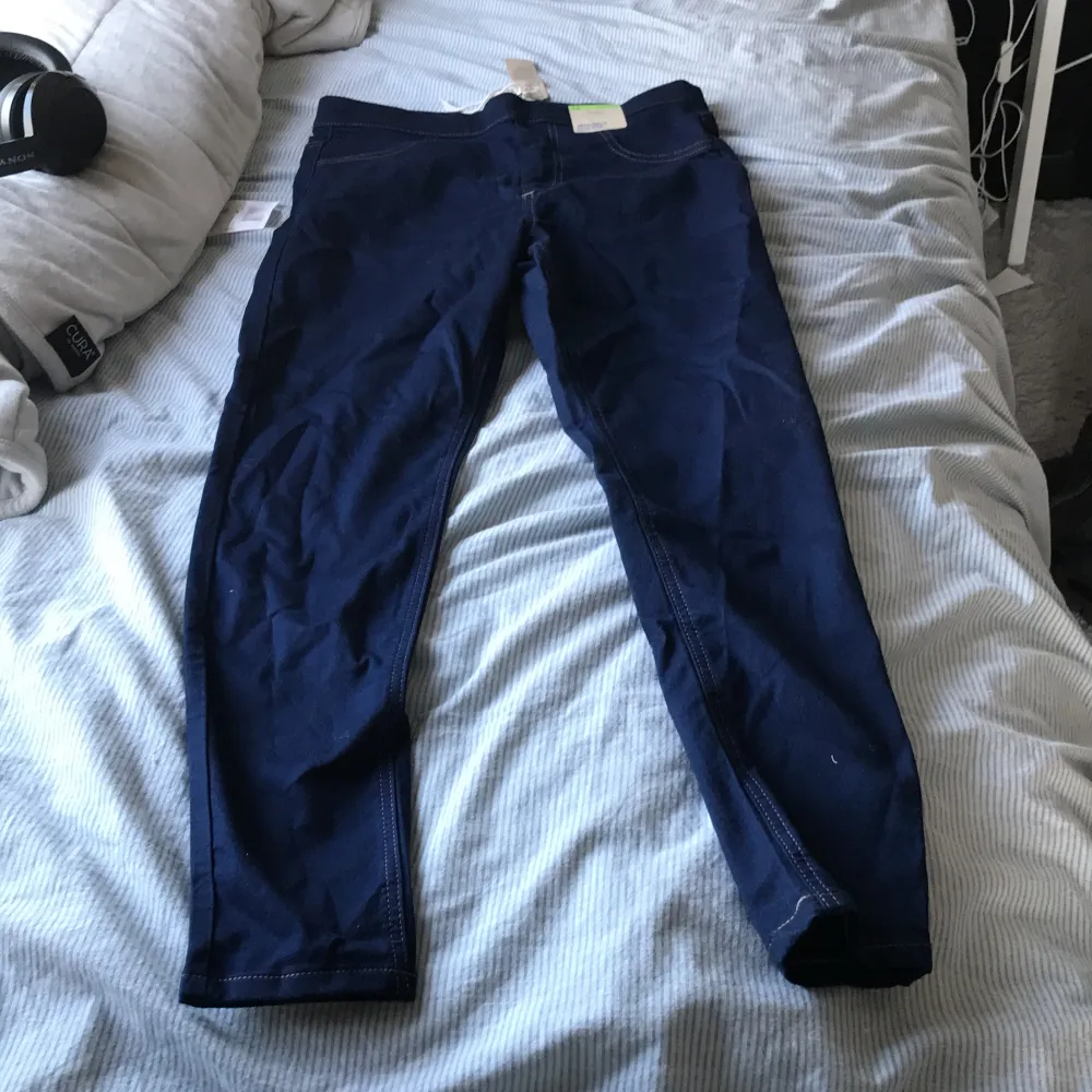 Aldrig använt, har fortfarande lappar, blåa, storlek 40. Farkut & Housut.