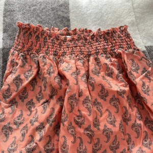 Långkjol - En jättefin långkjol som är i nyskick! Säljer eftersom den tyvärr inte kommer till användning men perfekt nu till sommaren🌺 