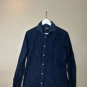 Bondelid Skjorta - Tailored fit, passar en normal vuxen man.