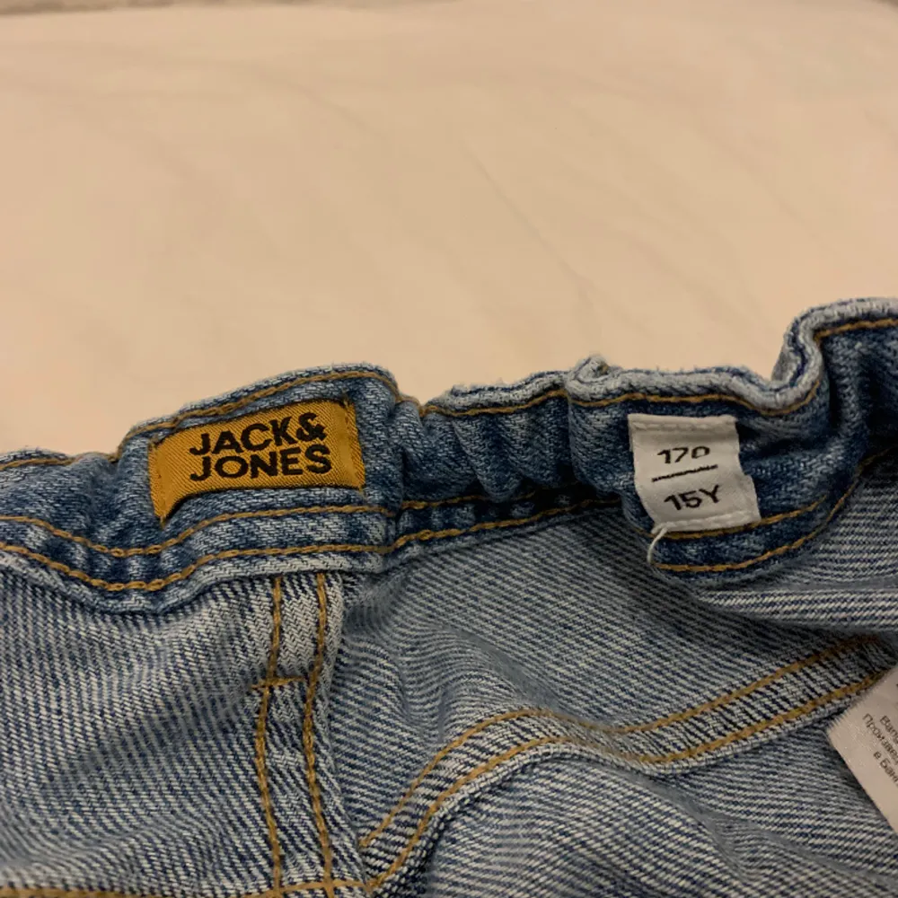 Jättesköna Jack and Jones jeans. Väldigt skönt material och bara allmänt sköna och bra.. Jeans & Byxor.