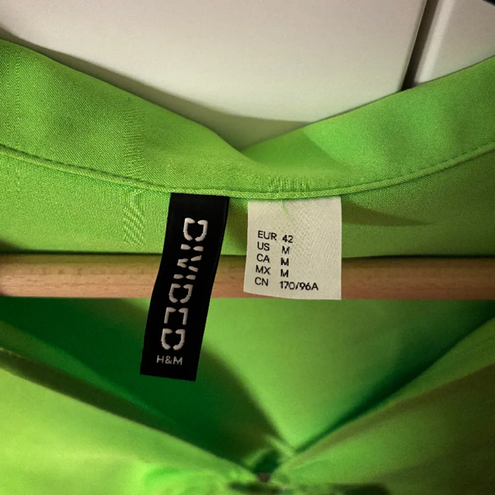 Säljer neon grön magtröja. I storlek M. Från H&M. Köparen står själv för frakten.  . Toppar.