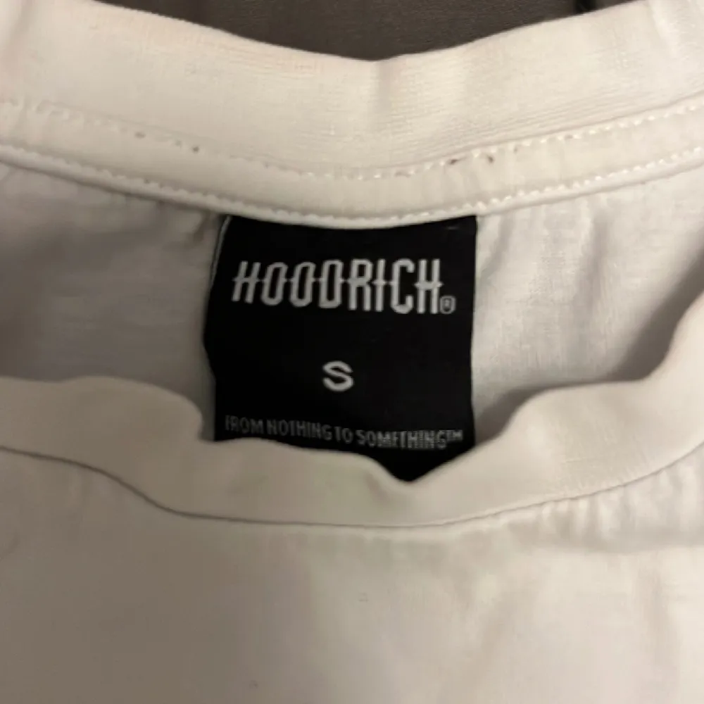 Hoodrich T-shirt köpt på jd för 500-600 ungefär använd ett par gånger. skriv vid intresse.. T-shirts.