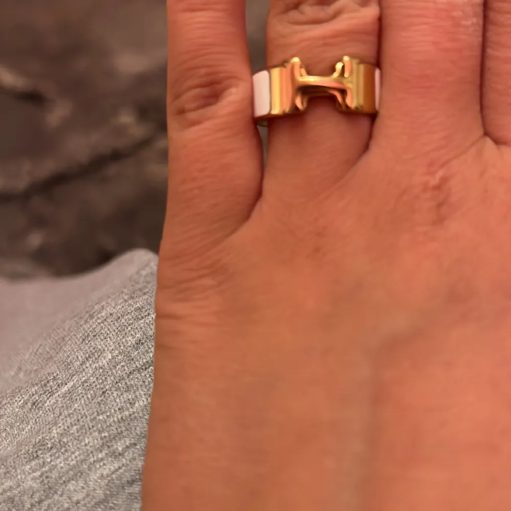 Säljer en kopia av hennes ring, aldrig använt eftersom att ringar är inte min grej men annars är den super snygg och unik.. Accessoarer.