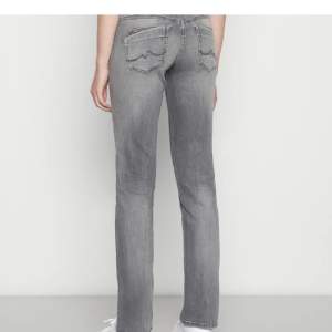 Säljer mina gråa lågmidjade Pepe jeans i storlek 25 i midjan och 30cm i längd, skriv om ni funderar över någonting💗 