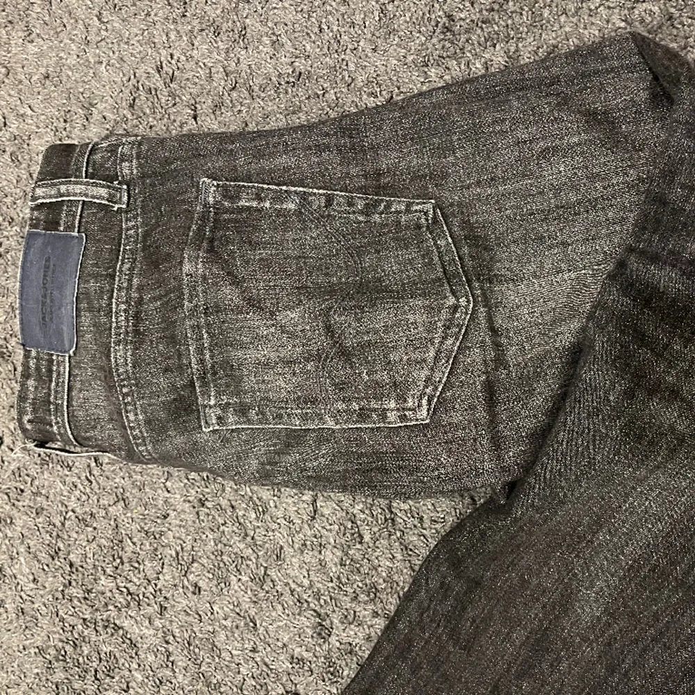 jack and jones jeans med slitningar i mycket fint skick, storlek 29/32, hör av er vid frågor, köpare står för frakt. Jeans & Byxor.