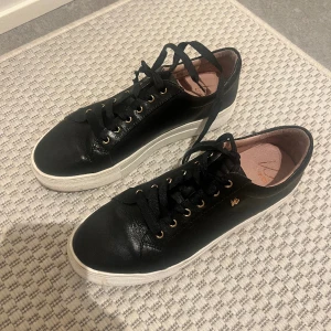 K.cobler sneakers - Använda men är i bra skick! Frakt tillkommer 🖤