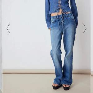 Superfina jeans med snörning från NAKD. Dom är i storlek 34 men är stora i storleken så mer som 36. Skriv för fler bilder :) 
