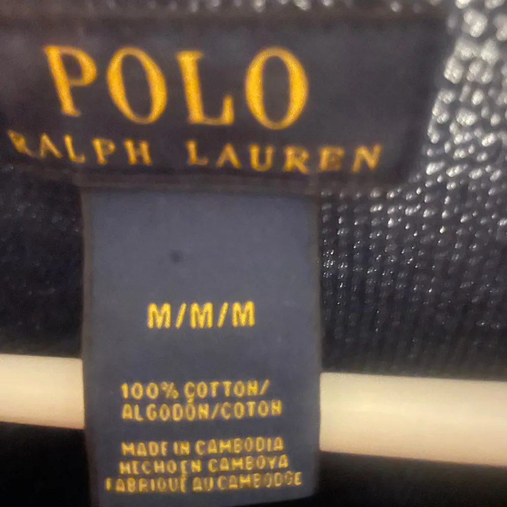 Säljer denna raffe tröja då den var för stor på mig skick 10/10 storlek M pris 350 kan gå ner till 300 vid snabb affär. Tröjor & Koftor.