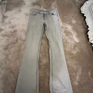 Säljer mina suuuper fina gråa jeans från Gina tricot i storlek 158!💖 Jag säljer dom pga att dom är för små för mig. Jag köpte dom förra hösten men inte använt dom på kanske ett år!💖 Inga större defekter en lite slitna längst ner som man ser på andra💝