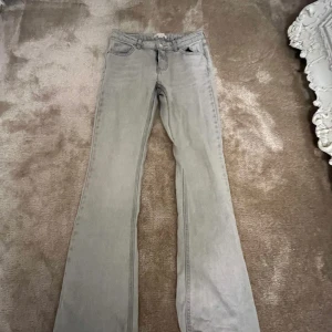 Gråa jeans💝 - Säljer mina suuuper fina gråa jeans från Gina tricot i storlek 158!💖 Jag säljer dom pga att dom är för små för mig. Jag köpte dom förra hösten men inte använt dom på kanske ett år!💖 Inga större defekter en lite slitna längst ner som man ser på andra💝