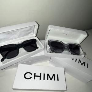 Hej, säljer två par nya CHIMI glasögon.  Fodral och case ingår: Dark grey - 08 Light grey - 04   Pris:  Dark grey -04 (500-800 kr) Light grey -08 (400-700 kr)  