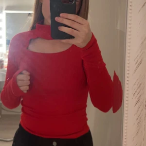 Snygg tröja - Denna tröjan från Gina Tricot är skit snygg med svarta lågmidjade jeans (vilket jag inte hade på bilden). Nu hade jag inte någon bh på heller så de kanske såg lite skevt ut men tycker den är jätte fin ändå!!⚡️💕🫶🏼💘