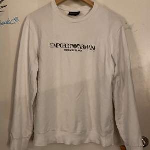 säljer min armani crewneck då jag sällan använder den. den är rintigt fin och passar till allt skick 9/10 nypris 1700kr mitt pris 300 men kan diskuteras vid snabb affär 