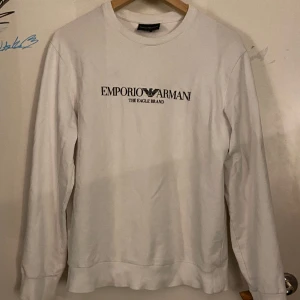 armani - säljer min armani crewneck då jag sällan använder den. den är rintigt fin och passar till allt skick 9/10 nypris 1700kr mitt pris 300 men kan diskuteras vid snabb affär 
