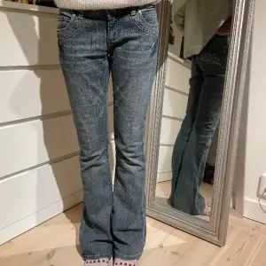 Supersnygga blå/gråa lågmidjde jeans från märket BAY med coola glitterfickor✨🪩. Storlek XS/S och längden funkar bra för mig som är 170. Skriv privat om mått önskas💕🤘 