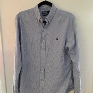 Ralph lauren randig skjorta blå - Snygg ralph lauren skjorta i storlek M. Slimfit, sitter perfekt på den som har M i överdelar. Superskick, inga fläckar eller hål. Skriv om du behöver några mått😊