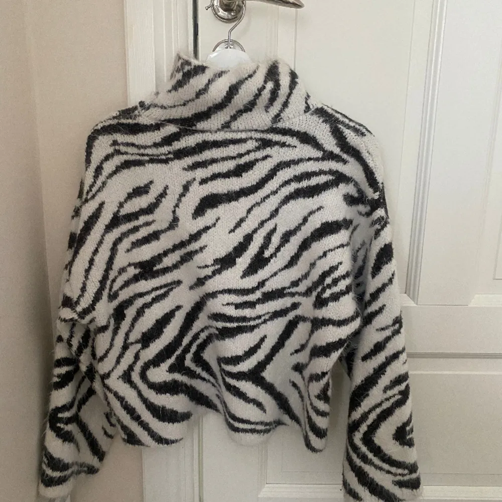 så snygg och skön tröja i zebra mönster!!💗💗. Tröjor & Koftor.