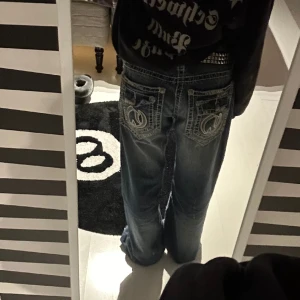 2000s jeans - Lägger ut dessa igen då det inte är min stil längre😪passar nån som är upp till 170 ish så väldigt långa på mig också🫶lite slitna längst ner då jag har gått på dom lite🙏 det är dubbel stitching, midjemått rakt över 42cm, innerben 78cm, ytterben 107cm💞