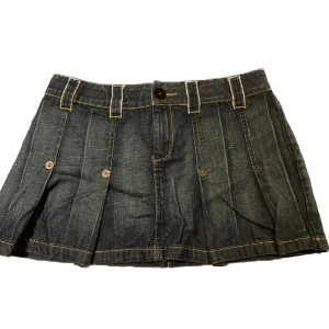  mini skirt - Super söt mini skirt i jeans med lite dataljer. Kjolen är ca 33 cm lång och midjemåttet är ca 90 cm i omkrätts:) om man mäter vid höften) passar bra på mig som vanligtvis har S/M och 38
