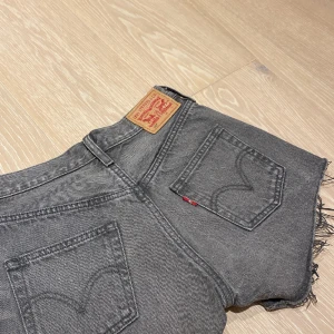 Midwaist jeansshorts  - Midrise levis shorts. Midjemått 34cm💕