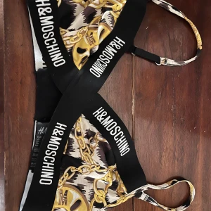 Moschino. - Moschino topp. Aldrig använd, strlk 38