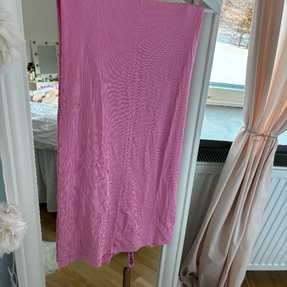 Rosa lång klänning från skims. Helt ny med lappar kvar, endast provad och den satt inte som jag tänkte mig.   Köpt för ca 800kr på rea, säljer för 600. Klänningar.