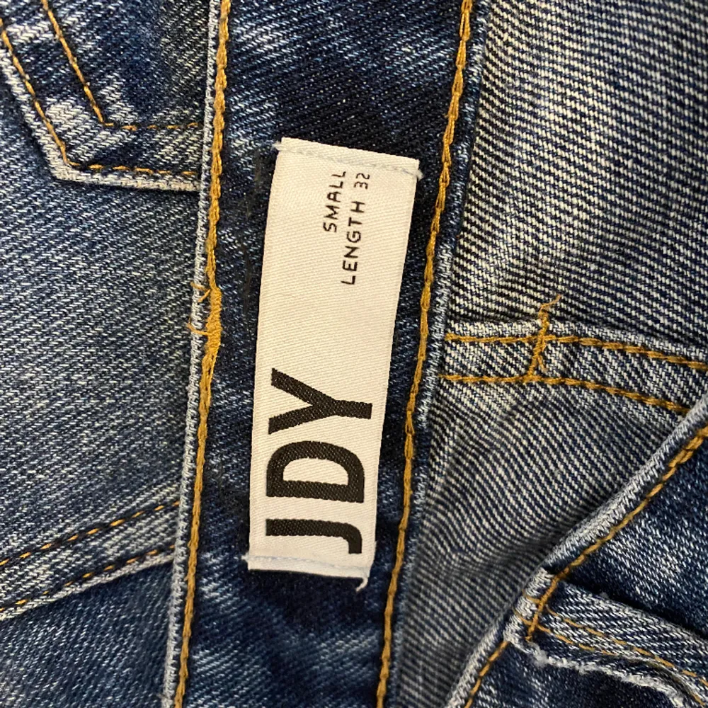 Ett par fina baggy jeans i bra skick, inga tydliga tecken på användning. Passar mig som är 164cm lång. . Jeans & Byxor.