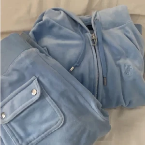 Juicy couture ljusblå  - Säljer mitt ljusblåa juicysett då den inte kommer till användning längre och blivit för liten på mig