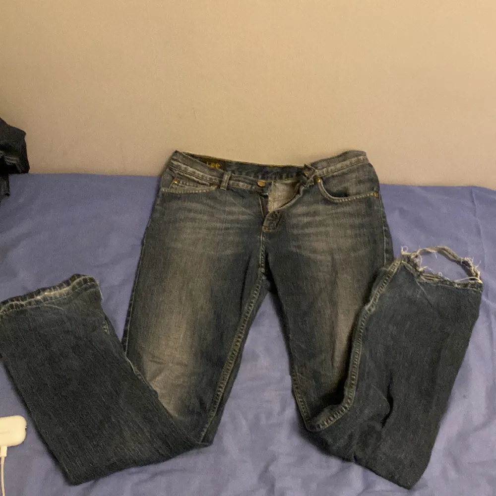 Jättesnygga bootcut mid/low waisted jeans från lee i storlek s. Dem är tyvärr lite slitna längs ner som man ser på andra bilden. . Jeans & Byxor.