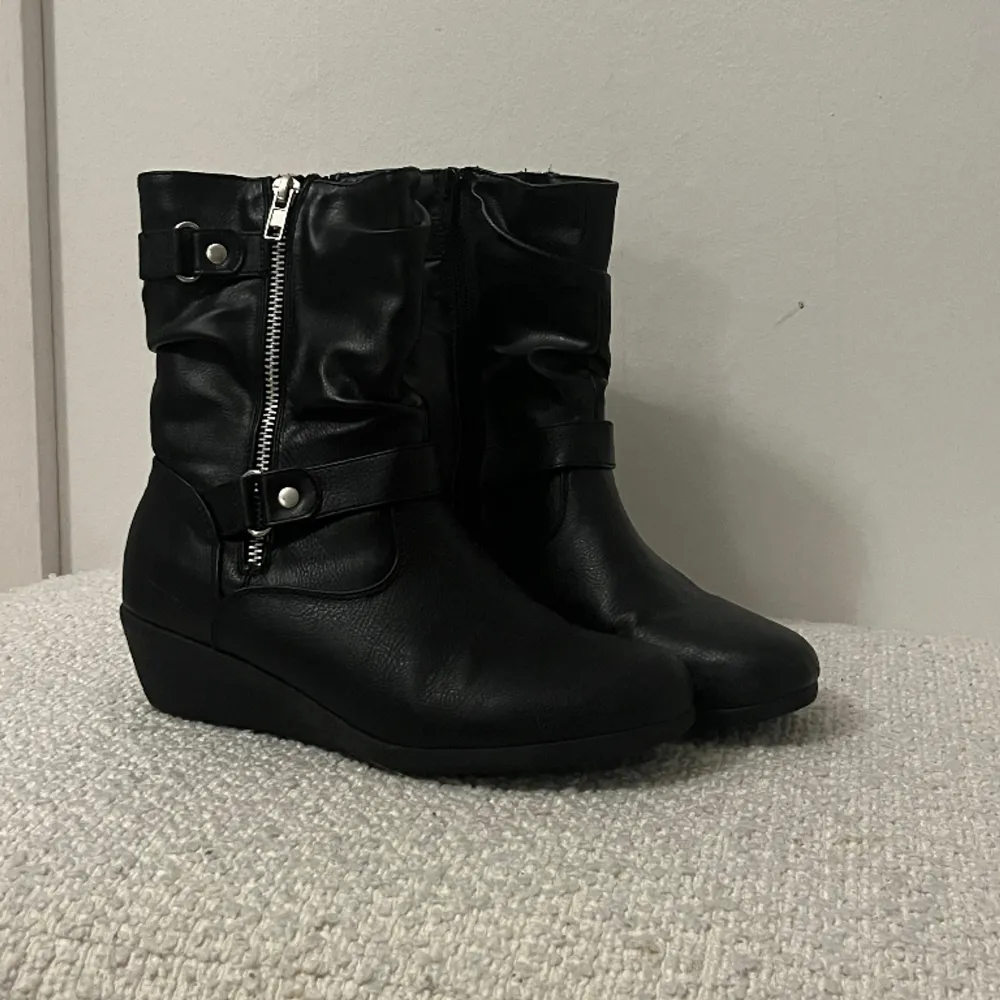 Snygga boots med klack🌟 Säljer pga att de är för små, bra skick!💞. Skor.