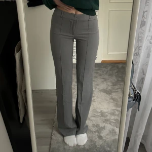 Kostymbyxor - Otroligt sköna kostymbyxor från madlady som säljs då grått inte riktigt är min färg! Stlk 34- Längd tall