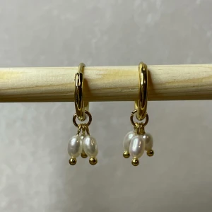 Handgjorda örhängen sötvattenspärlor - Guldpläterade hoops. Sötvattenspärlor. Nya. Handgjorda 