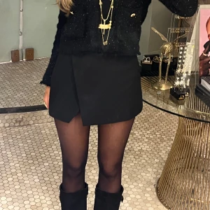 Kjol - Säljer denna kjol från zara med inbyggda shorts! Säljer då jag har två likadana💕 använd en kväll, nypris 329💕