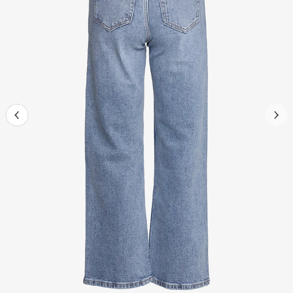 Wife leg jeans i fint skick köpta för 579kr använt dem ca 12 gånger 💕🌸 Dem passar mig som är 160-163cm Sitter jätte fint och har inga slitage eller fläckar tvättar innan frakt & fler bilder kan ordnas priset går att diskutera på allt jag säljer 🌸💕. Jeans & Byxor.