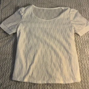VIT TOPP - Jättefin topp i blusmaterial💞 Säljer pågrund av att jag inte använder den. Endast testad💖 I storlek XS men sitter mer som en S, XS-S, passar även M.  60 kr + frakt 💓 Tryck gärna på köp nu