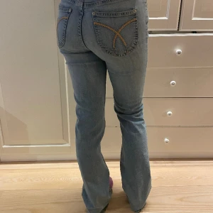 Snygga Y2K jeans bootcut💖 - Hål i ena fickan, men inget som syns, dom är även insydda i midjan men går att klippa bort lätt. Skriv för fler bilder💖